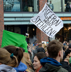 Handbemalte Fahne bei der Abschlusskundgebung auf dem Gänsemarkt: Regieren heisst stehlen.Fast 10 000 SchülerInnen protestieren am 15.03.2019 bei der Fridays for Future-Demonstration in Hamburg für mehr Klimaschutz
