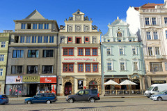 Wohn- und Geschäftshäuser unterschiedlicher Baustile am Platz der Republik / náměstí Republiky in der denkmalgeschützten Altstadt von Pilsen / Plzeň.