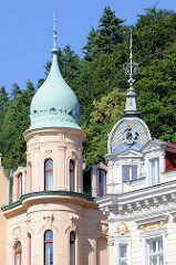 Architektur des Historismus im  Zentrum von Karlsbad /  Karlovy Vary; Dachtürme mit Wetterfahne.