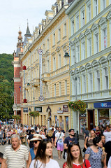 Fussgängerzone in der Straße T. G. Masaryka von Karlsbad /  Karlovy Vary - Gründerzeitarchitektur.