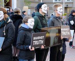 Cube of Truth - Anonymous for the Voiceless, Demonstration der Tierrechtsorganisation in der Ottensener Hauptstraße von Hamburg. Bei Cubes zeigen ehrenamtliche Aktivist*innen den Passanten die Zustände in der (Massen-) Tierhaltung.