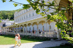 Parkcolonnade / Gartenkolonnade in Karlsbad / Karlovy Vary - Laubengang mit gusseinsernen Ziersäulen und Dachkonstruktion; errichtet 1881 - Architekten Architekten Fellner und Helmer.