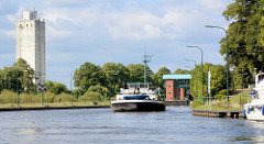 Ein Binnenschiff läuft in die Lauenburger Schleuse des Elbe-Lübeck-Kanals ein.