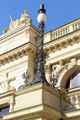 Detail - gusseiserne Lampe, Skulpturen - Fassade vom Josef-Kajetán-Tyl-Theater in Pilsen / Plzeň; errichtet 1902 - Baustil Neorenaissance - Architekt  Antonín Balšánek.