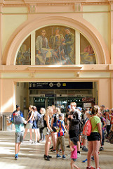Innenansicht vom Hauptbahnhof Pilsen / Plzeň - Wandbild mit Personen unterschiedlicher Berufe - das Bahnhofsgebäude wurde 1907 eingeweiht, Architekt Rudolf Štech.