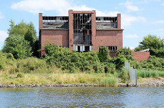 Verfallene Industriearchitektur am Ufer der Trave in Lübeck.