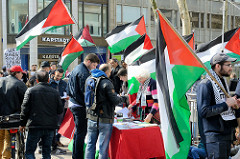 Demonstration - Infotisch in der Hamburger Innenstadt / Mönckebergstraße;  Solidarität mit Palästina - Flaggen.