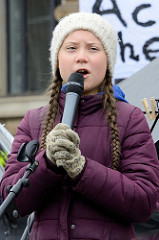 Fridays for Future - Demo in Hamburg - 01.03.2019; Rede der Klimaaktivistin Greta Thunberg bei der Abschlusskundgebung auf dem Hamburger Rathausmarkt.