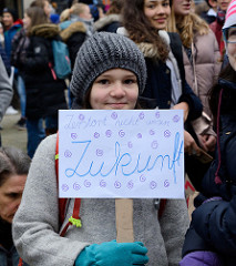 Fridays for Future - Demo in Hamburg - 01.03.2019 . Eine Demonstrantin auf dem Gänsemarkt trägt ein  Demoschild mit der Forderung: Zerstört nicht unsere Zukunft.