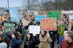 Fridays for Future - Demo in Hamburg - 01.03.2019 .DemonstrantInnen tragen Demoschilder mit den Forderungen / Slogans: Warum müssen Wir gegen den Scheiß demonstrieren, den ihr verursacht habt LOL - Fickt lieber miteinander als unseren Planeten.