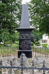Obelisk in Glücksburg / Ostsee - Dem Andenken des Herzogs Carl von Schlesw. Holst. Sonderb. Glücksburg und der Herzogin Wilhelmine Marie Tochter König Friedrich VI. in dankbarer Verehrung gewidmet - 1897.