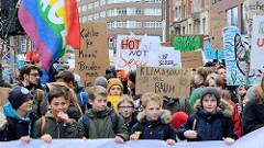 Fridays for Future - Demo in Hamburg - 01.03.2019. DemonstrantInnen versammeln sich mit Demoschildern auf dem Gänsemarkt.