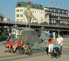 Wissmann Projekt afrika-hamburg.de an den St. Pauli Landungsbrücken; 2004 - 2005. Das Figurenensemble vom Wissmann Denkmal ist als künstlerisches Projekt gedacht und soll die Diskussion über die koloniale Vergangenheit Deutschlands und des Hamburger