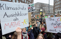 Fridays for Future - Demo in Hamburg - 01.03.2019. Schilder mit der Forderung / Slogan: Klimaschutz aussichtsloser als Mathe-Abi.