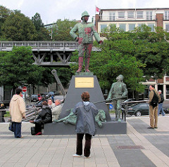 Wissmann Projekt afrika-hamburg.de an den St. Pauli Landungsbrücken; 2004 - 2005. Das Figurenensemble vom Wissmann Denkmal ist als künstlerisches Projekt gedacht und soll die Diskussion über die koloniale Vergangenheit Deutschlands und des Hambur