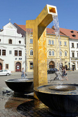 Moderner Springbrunnen auf dem Platz der Republik / náměstí Republiky in  Pilsen / Plzeň. Die vergoldete Wasserspeicher wurden vom Künstler Ondřej Císler entworfen.