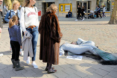 Welttag für das Ende der Fischerei. am 30.03.2019 - Aktionen an der Mönckebergstraße in Hamburg.