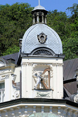 Dachturm mit Kupferkuppel und harfespielendem Putto - historische Architektur im Zentrum von Karlsbad /  Karlovy Vary.