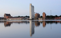 Morgenstimmung am Hafen  von Mölln - im Wasser des Ziegelsees spiegeln sich die Silos und Speichrgebäudeö