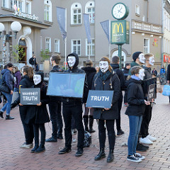 Cube of Truth - Anonymous for the Voiceless, Demonstration der Tierrechtsorganisation in der Ottensener Hauptstraße von Hamburg. Bei Cubes zeigen ehrenamtliche Aktivist*innen den Passanten die Zustände in der (Massen-) Tierhaltung.