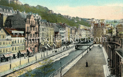 Historische, kolorierte Fotografie vom Zentrum Karlsbad - Blick über den Fluß Teplá zu Wohnhäusern / Geschäfthäuser, Glasfabrik  - re. im Vordergrund die Mühlbrunncolonnaden.