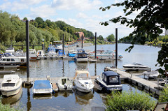 Sportboothafen / Marina von Lauenburg - im Hintergrund die Schleuse zum Elbe-Lübeck-Kanal.