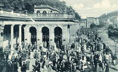 Historische Fotografie vom Kurbad Karlsbad - re. der Fluß Teplá,  im Bildzentrum die Mühlbrunncolonnaden - errichtet 1881, Architekt Josef Zitek.