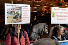 Protest gegen das Ponyreiten auf dem Hamburger DOM - Demonstration der Tierrechtsinitiative Hamburg gegen das Ponykarussell: Vergnügen ohne Tierleid.