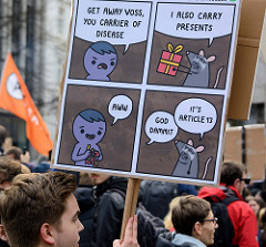 dIn Hamburg demonstrierten am Sonnabend ca. 7000 Menschen gegen die geplante EU-Reform des Urheberrechts und die geplanten Upload-Filter.