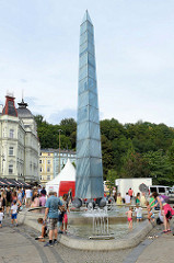 Brunnen mit Obelisk an der T. G. Masaryka von Karlsbad /  Karlovy Vary.