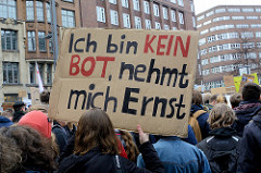 In Hamburg demonstrierten am Sonnabend ca. 7000 Menschen gegen die geplante EU-Reform des Urheberrechts und die geplanten Upload-Filter.