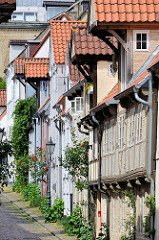 Wohnhäuser im  Oluf-Samson-Gang in der Altstadt von Flensburg; historische Bebauung mit alten Fischerhäuschen - ehemalige Rotlichtbezirk  der Stadt.