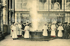 Quelle / Sprudel in Karlsbad - Weiße Colonnaden -  alte Fotografie mit Kurgästen und angestellten Frauen in weißen Kleidern, die das Heilwasser aus der Quelle schöpfen.