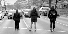 Ampelaktion Die Haut eines Anderen von PETA ZWEI Streeteam an der Kreuzung Mundsburger Damm in Hamburg Uhlenhorst. Mit Schildern weisen die DemonstrantInnen die Autofahrer*innen darauf hin, dass für Pelz, Daunen, Wolle und Leder Tiere leiden und st