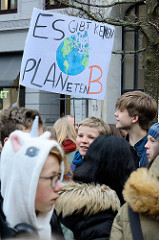 Fridays for Future - Demo in Hamburg - 01.03.2019. DemonstrantInnen auf dem Gänsemarkt tragen ein  Demoschild mit der Aufschrift: Es gibt keinen PLANeten B.