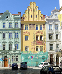 Hausfassade mit Treppengiebel - aufwändige farbige Bemalung auf gelbem Grund - Gebäude in der Straße Veleslavínova von Pilsen / Plzeň.
