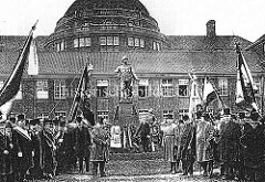 Einweihung des Wissmanndenkmals vor dem Vorlesungsgebäude / ehem. Kolonialinstituts in der Hansestadt Hamburg. Das Wissmann-Denkmal wurde auf Initiative der Hamburger Deutschen Kolonialgesellschaft  in Daresallam  errichtete.
