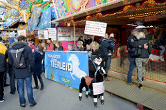 Protest gegen das Ponyreiten auf dem Hamburger DOM - Demonstration der Tierrechtsinitiative Hamburg gegen das Ponykarussell: Vergnügen ohne Tierleid.
