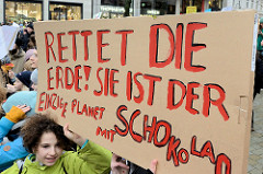 Fridays for Future - Demo in Hamburg - 01.03.2019. Schilder mit den Forderungen / Slogans: Rettet die Erde! Sie ist der einzige Planet mit Schokolade!