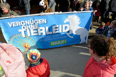 Protest gegen das Ponyreiten auf dem Hamburger DOM - Demonstration der Tierrechtsinitiative Hamburg gegen das Ponykarussell: Vergnügen ohne Tierleid.