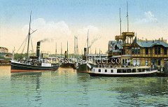 Kolorierte historische Ansicht vom Flensburger Hafen - dicht besetzte Ausflugsdampfer mit hohen Schornsteinen starten ihre Fahrt.