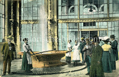 Quelle / Sprudel in Karlsbad - Weiße Colonnaden -  alte Fotografie mit Kurgästen und angestellten Frauen in weißen Schürzen, die das Heilwasser aus der Quelle schöpfen.
