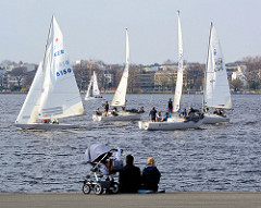 Segelregatta auf der Hamburger Aussenalster - ZuschauerInnen am Ufer.