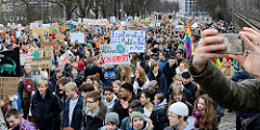 Fridays for Future - Demo in Hamburg - 01.03.2019 . Demonstrationszug auf der Lombardsbrücke - DemonstrantInnen tragen Demoschilder ihren Forderungen / Slogans.