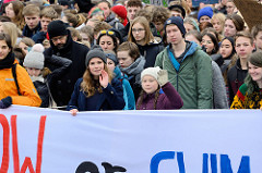 Fridays for Future - Demo in Hamburg - 01.03.2019. Spitze des Demonstrationszuges auf der Lombardsbrücke - die Klimaaktivistinnen Greta Thunberg und Lisa Neubauer an der Spitze hinter dem Transparent.