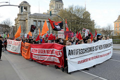 Solidaritätsdemo für die Ida-Ehre Schule in Hamburg - Motto Antifaschismus ist kein Verbechen. Die Hamburger Schulbehörde hat auf Veranlassung der AfD mit der Aufschrift Antifa Altona Ost und FCK AdD in der Ida-Ehre-Schule entfernt.