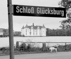 Blick über den Schloßteich zum Schloß Glücksburg. Das Renaissanceschloß  ist eine der bekanntesten Sehenswürdigkeiten Schleswig-Holsteins.