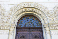 Eingang mit Fassadenrelief und Ziergitter mit Davidstern im Oberlicht - Große Synagoge in Pilsen / Plzeň; maurisch-romanischer Baustil, 1893 fertig gestellt - Architekt Emanuel Klotz.