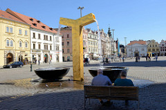 Moderner Springbrunnen auf dem Platz der Republik / náměstí Republiky in  Pilsen / Plzeň. Die vergoldete Wasserspeicher wurden vom Künstler Ondřej Císler entworfen.