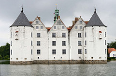 Blick über den Schloßteich zum Schloß Glücksburg. Das Renaissanceschloß  ist eine der bekanntesten Sehenswürdigkeiten Schleswig-Holsteins.